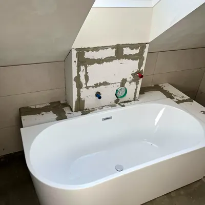 Gesetzte Badewanne vor dem Verfliesen