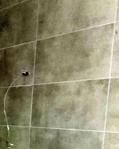Fugenkreuz grauer Wandfliesen im Detail