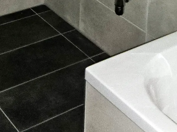 Gleichmäßiges Fugenbild dunkler Bodenfliesen – Fliesenleger, Kärnten
