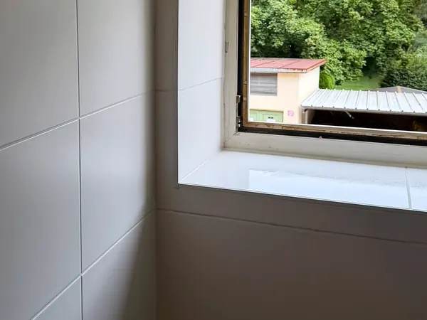 Sauber geflieste Kante an der Fensterbank – Fliesenleger, Kärnten