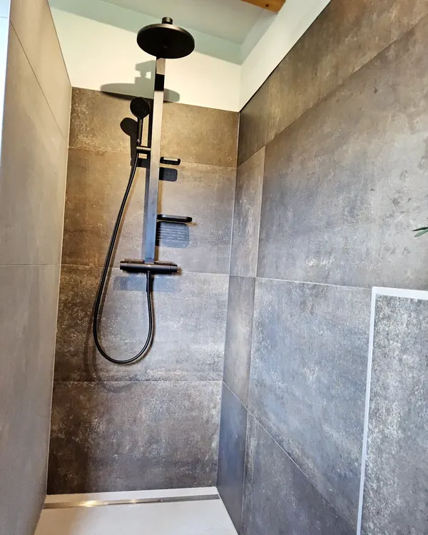 Bodengleiche Dusche mit großformatigen Fliesen in Anthrazit – Fliesenleger, Kärnten