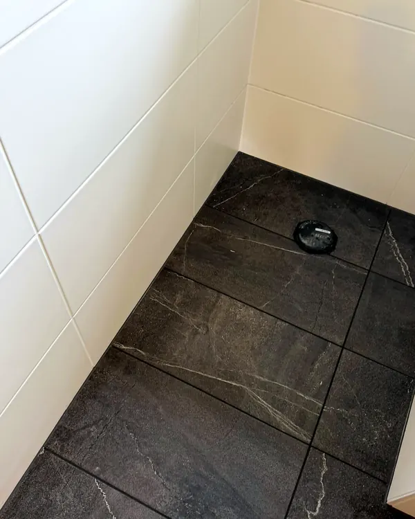 Bodengleiche Dusche mit dunklen großformatigen Bodenfliesen – Fliesenleger, Kärnten