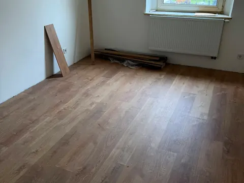 Neu verlegter Boden in Holzoptik
