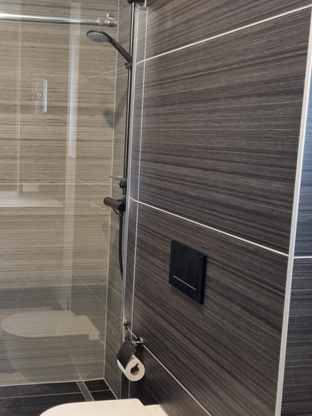 Großformatige Wandfliesen in Dunkelgrau mit feinen Fugen an Dusche und WC – Fliesenleger, Kärnten