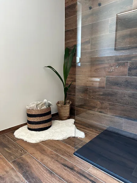 Badezimmer mit Bodenfliesen in Holzoptik – Fliesenleger, Kärnten