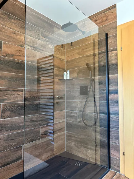 Dusche mit Holzoptik-Fliesen und Ablage – Fliesenleger, Kärnten