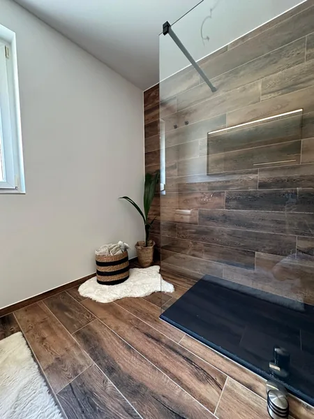 Bodengleiche Dusche mit Holzoptik-Fliesen – Fliesenleger, Kärnten