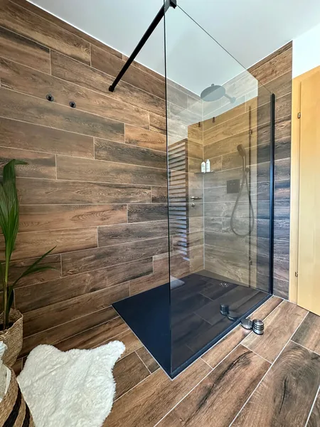 Walk-in-Dusche mit Glaswand und Holzoptik-Fliesen – Fliesenleger, Kärnten