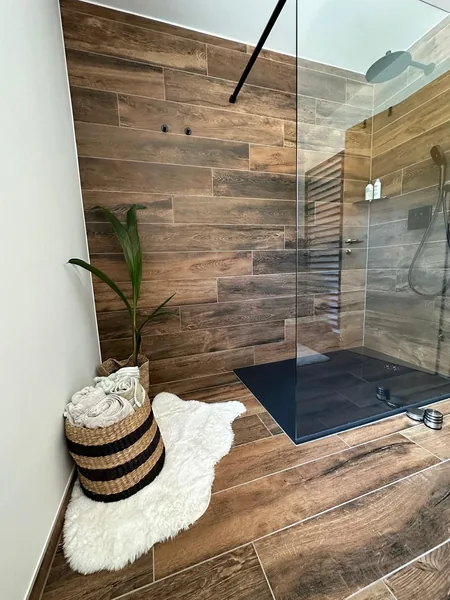 Bodengleiche Dusche mit Holzoptik-Fliesen an Wand und Boden – Fliesenleger, Kärnten