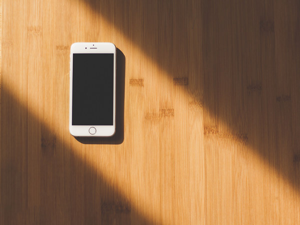 Smartphone auf einem Holztisch