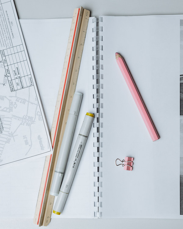 Stift und Lineal auf einem Zeichenblock