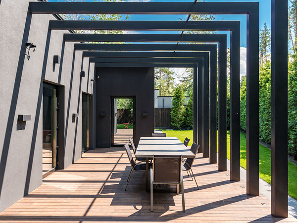 Terrasse mit großformatigen Bodenplatten im Tageslicht